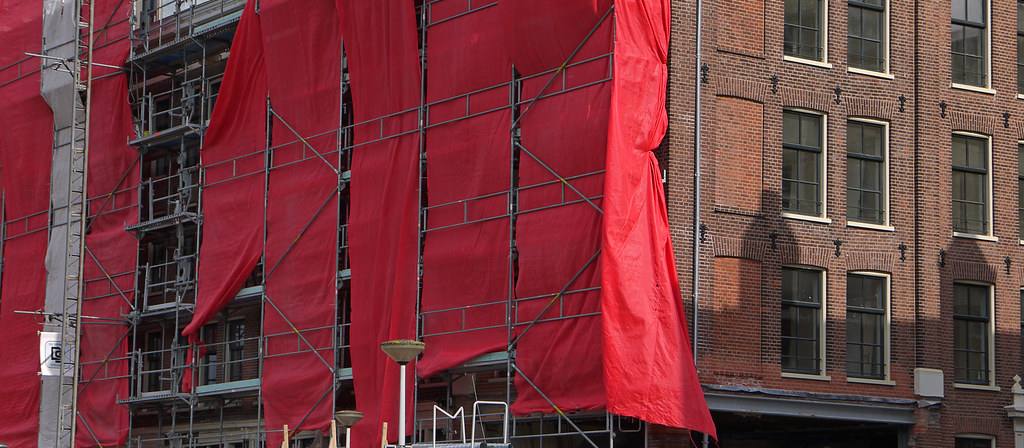 Échafaudages et bâches sur une façade en rénovation