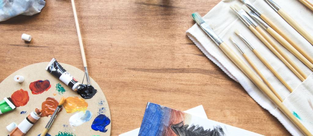 Matériel de création : peintures et pinceaux sur un bureau
